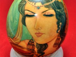 نقاشی مینیاتور بر روی تخم شترمرغ